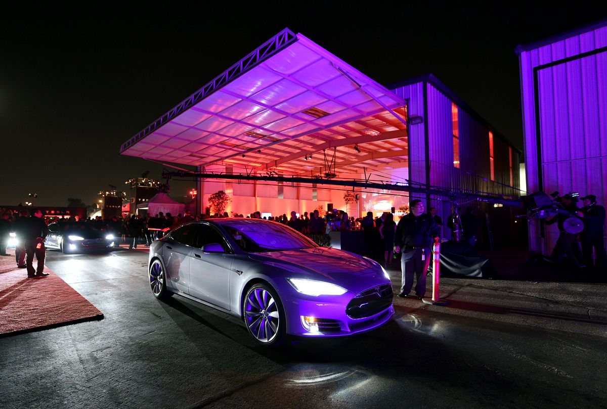Илон Маск презентовал новый электрический седан Tesla модель «D» с двухдвигательным шасси