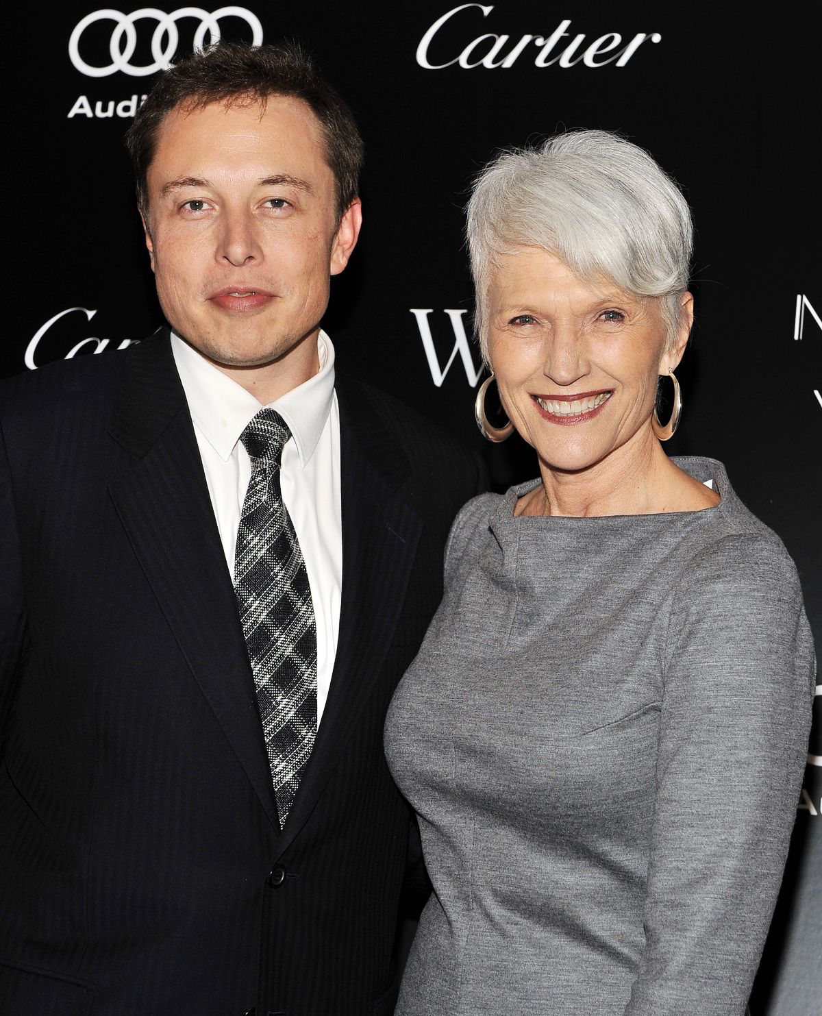 Илон Маск с мамой Мэй Маск на церемонии вручении наград журнала WSJ «Новатор года 2011»
