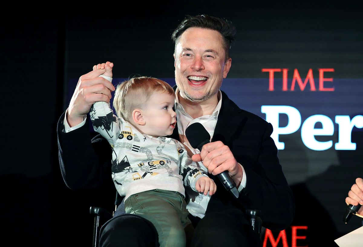 Илон Маск с сыном X Æ A-12 на сцене премии «Человек года» по версии журнала Time