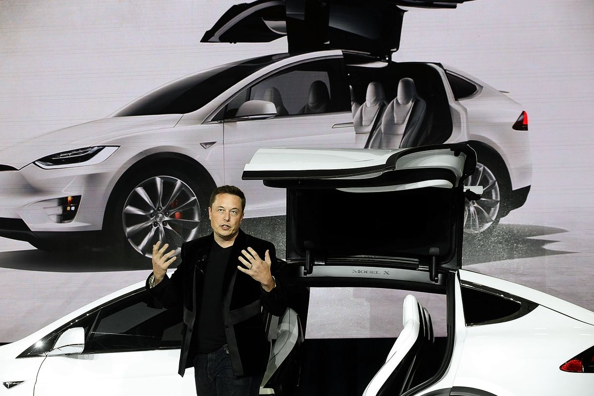 Илон Маск выступает на презентации нового внедорожника Tesla Model X Crossover