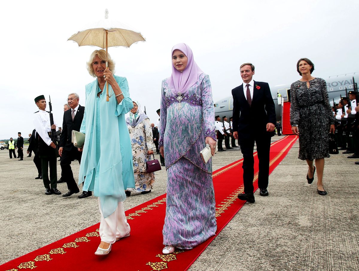 Камилла Паркер-Боулз, Герцогиня Корнуолльская в сопровождении Сары Саллех, наследной принцессы Брунея