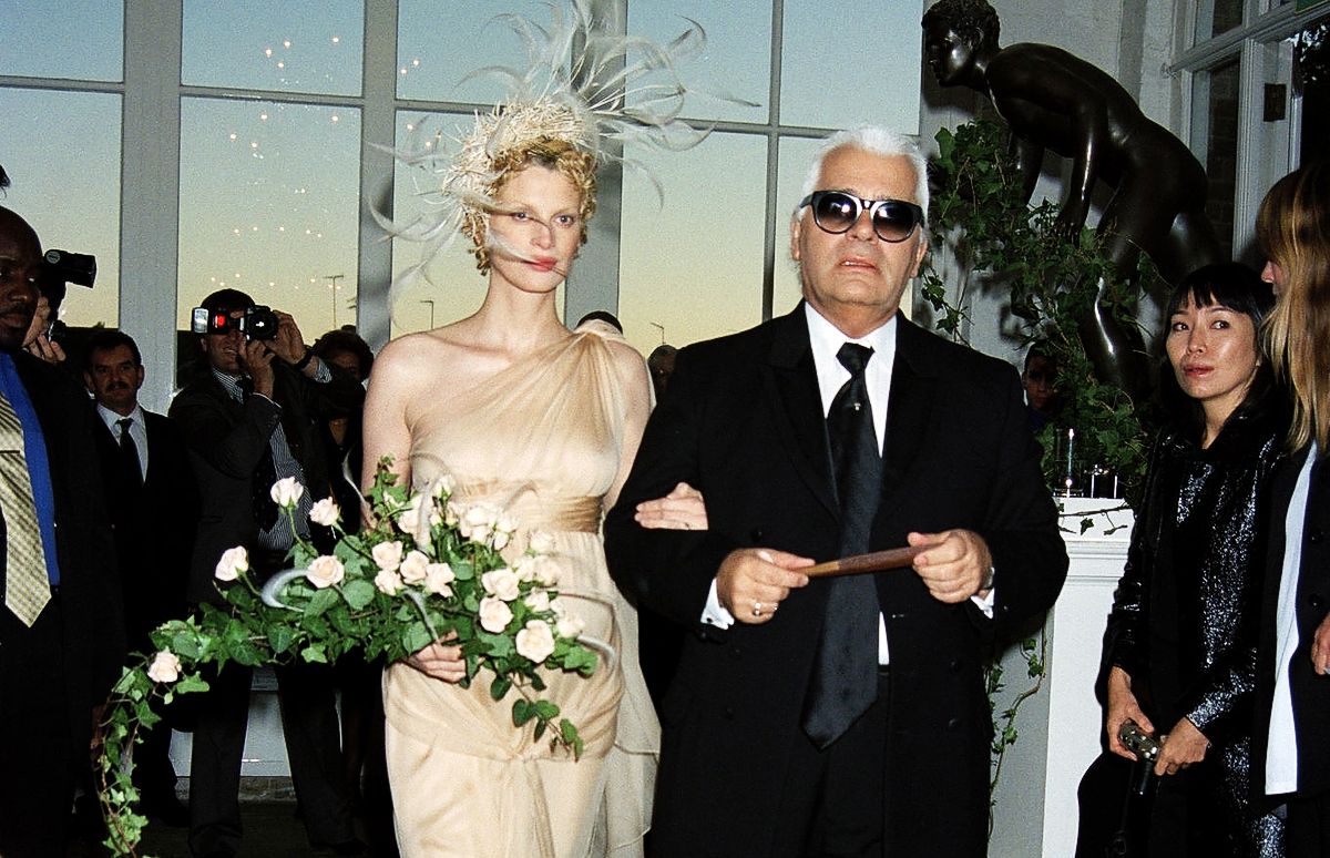 Карл Лагерфельд ведет к алтарю Кристен Макменами на ее свадьбе с фотографом Майлсом Олдриджем