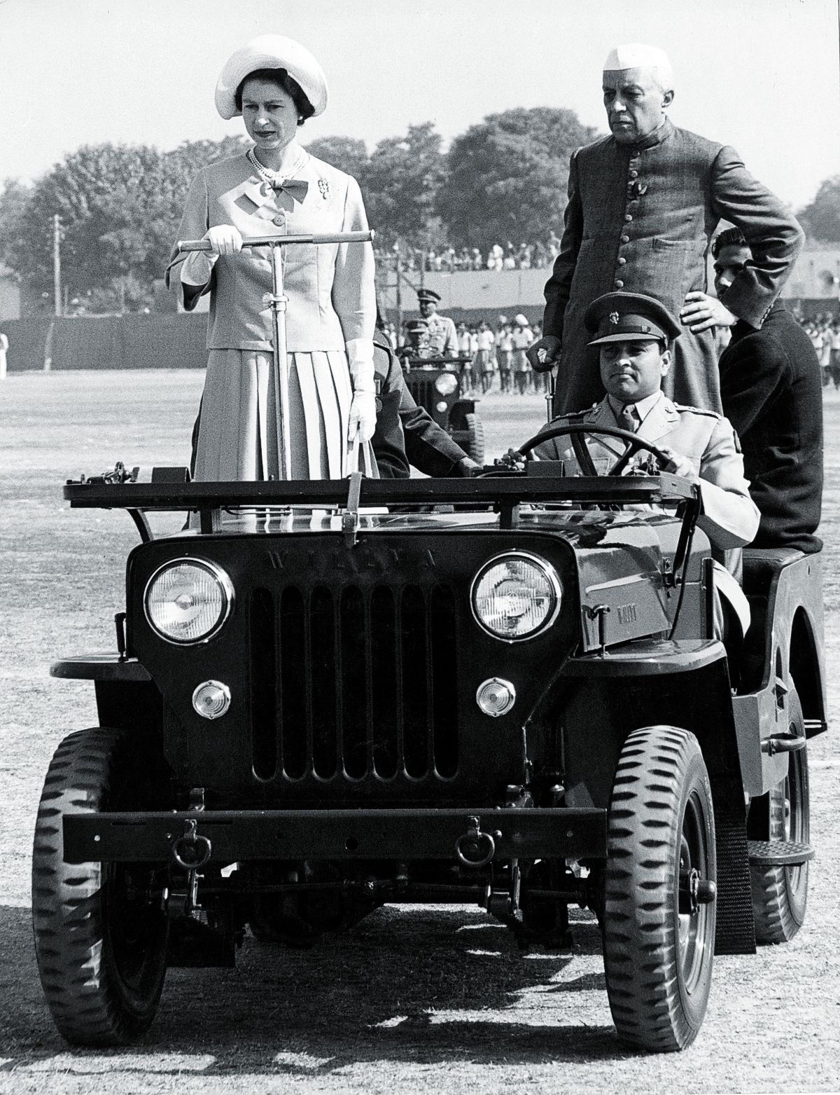 Королева Елизавета II совершает инспекционную поездку на митинге Индийского национального кадетского корпуса в сопровождении премьер-министра Индии Джавахарлала Неру