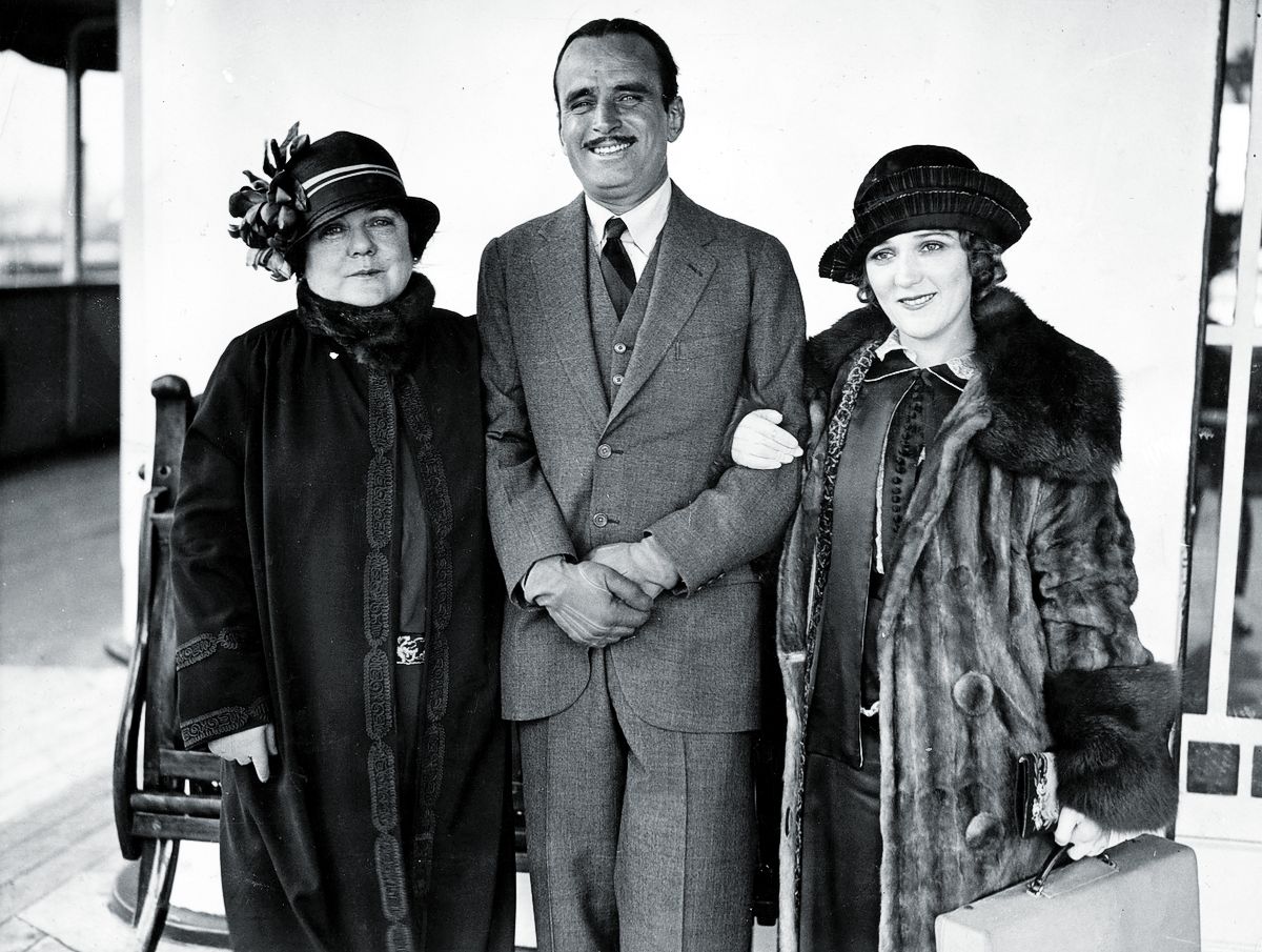 Американский актер Дуглас Фэрбенкс-старший с женой Мэри Пикфорд и ее матерью
