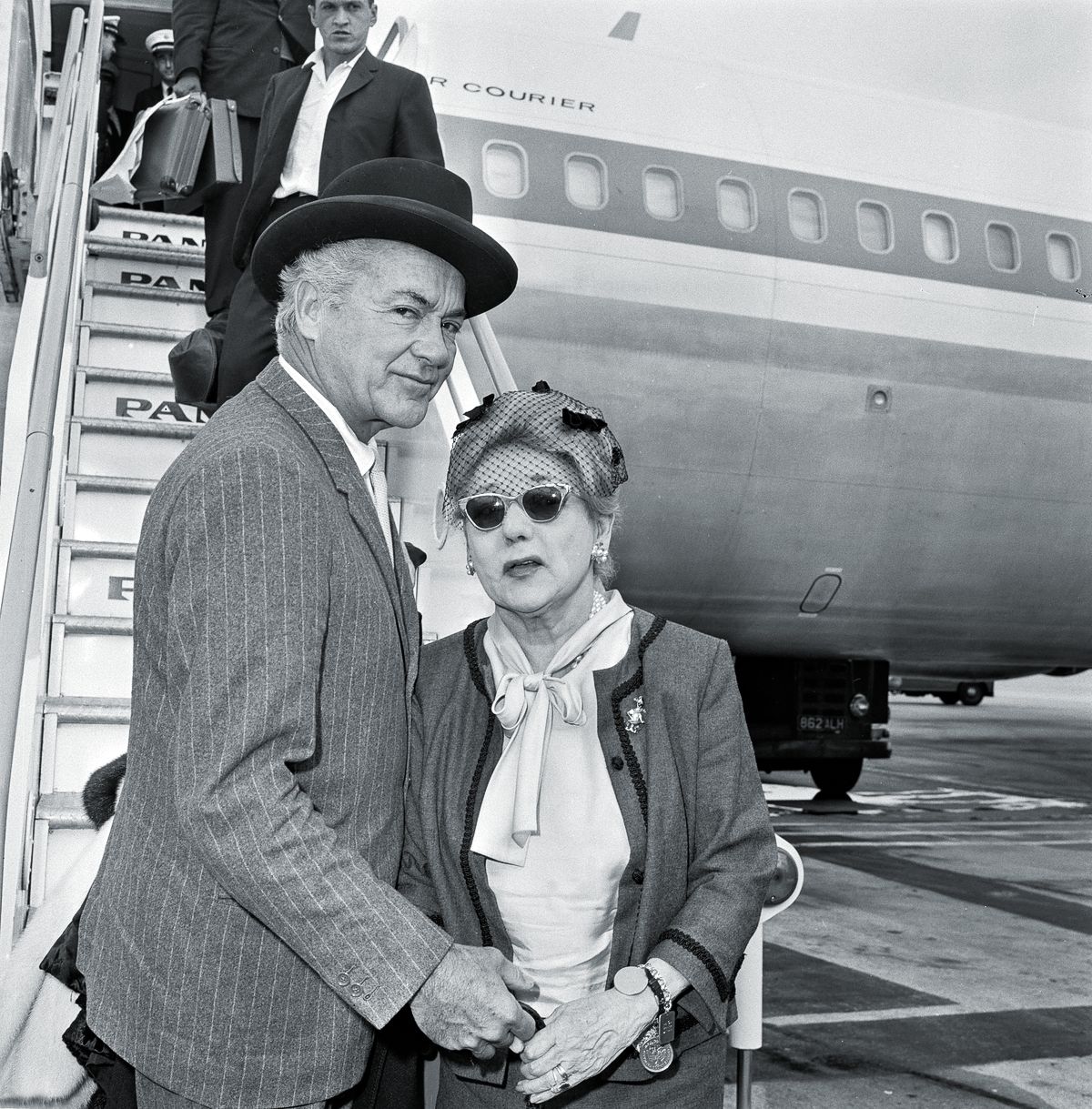 Мэри Пикфорд со своим третьим мужем Чарльзом «Бадди» Роджерсом прибывает в аэропорт