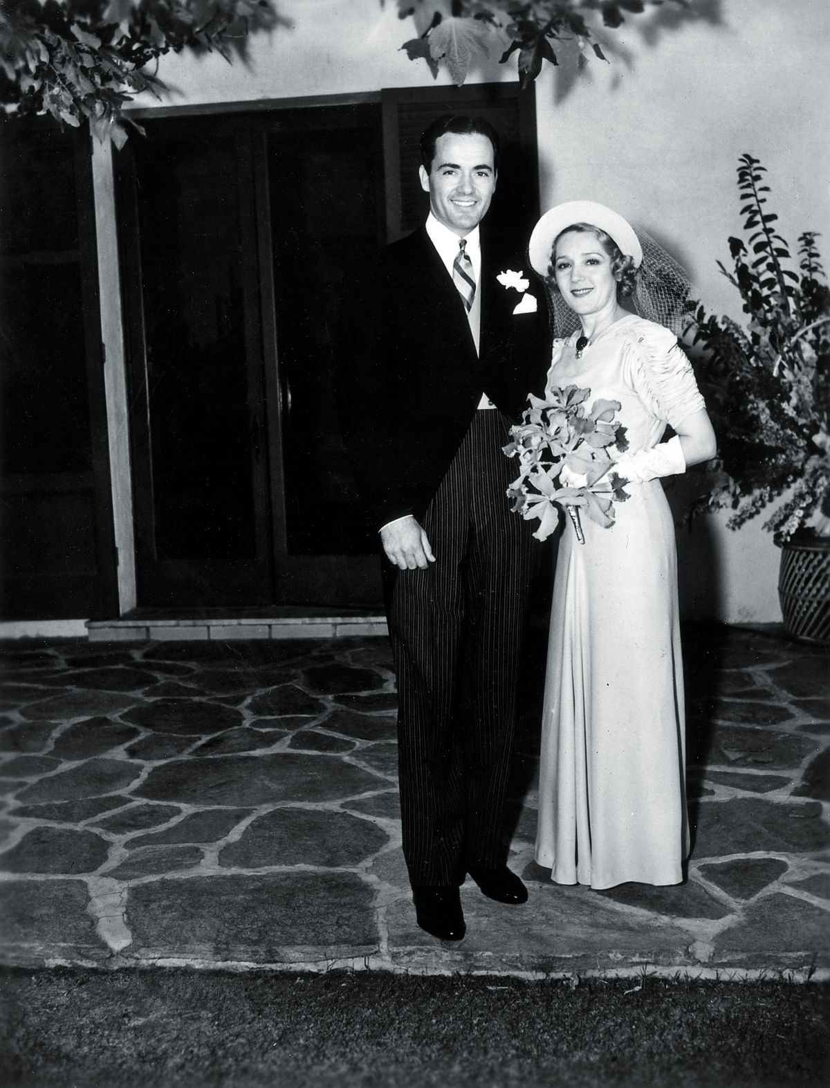 Мэри Пикфорд выходит замуж за своего третьего мужа Чарльза «Бадди» Роджерса
