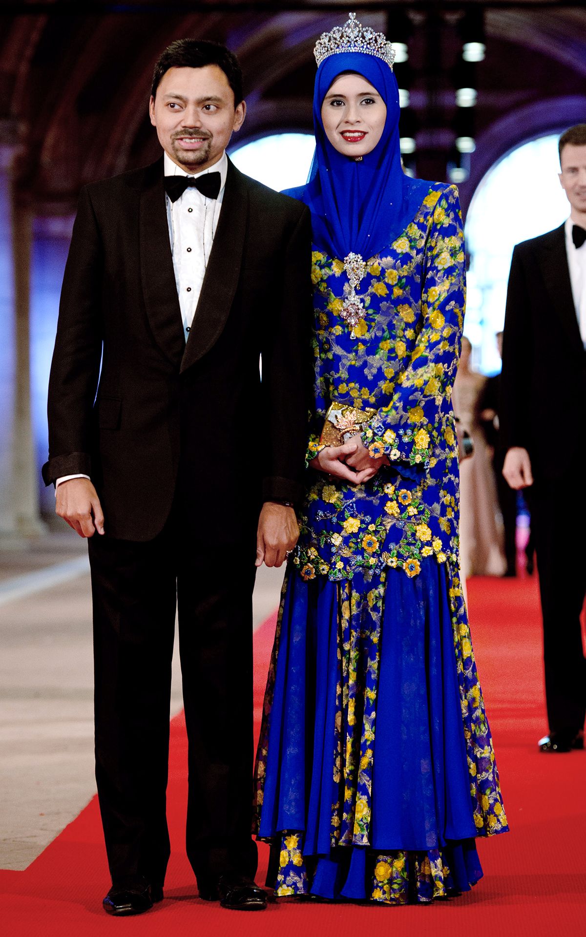 Наследный принц Аль-Мухтади Биллах и принцесса Брунея Сара Салех прибывают на ужин, устроенный королевой Нидерландов Беатрикс