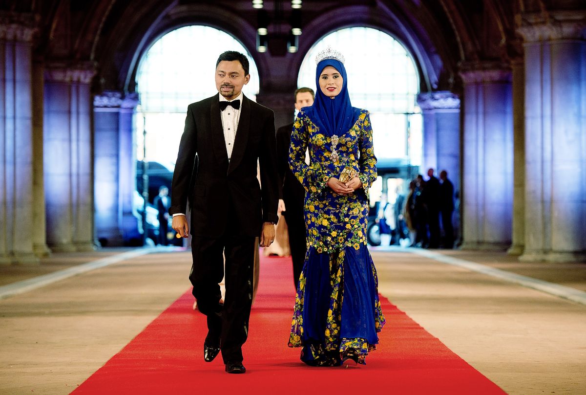 Наследный принц Аль-Мухтади Биллах и принцесса Брунея Сара Саллех прибывают на ужин