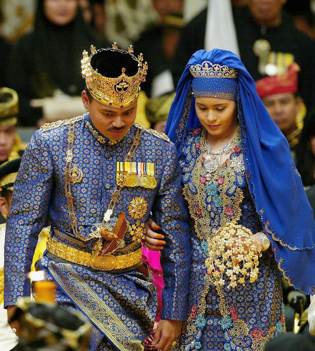 Наследный принц Брунея Аль-Мухтади Биллах Болкиах и его жена принцесса Сара Саллех направляются в тронный зал Балаи Синггасана