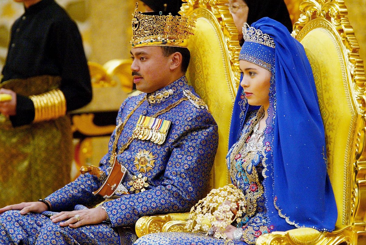 Наследный принц Брунея Аль-Мухтади Биллах и его жена принцесса Сара Саллех, сидят в тронном зале Балаи Синггасана