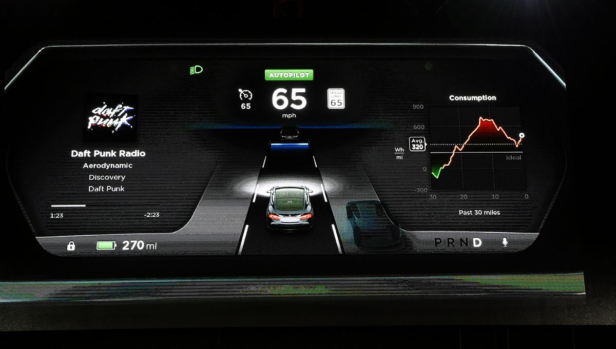 Новая приборная панель электрического седана Tesla модели «D» представлена во время презентации Илоном Маском