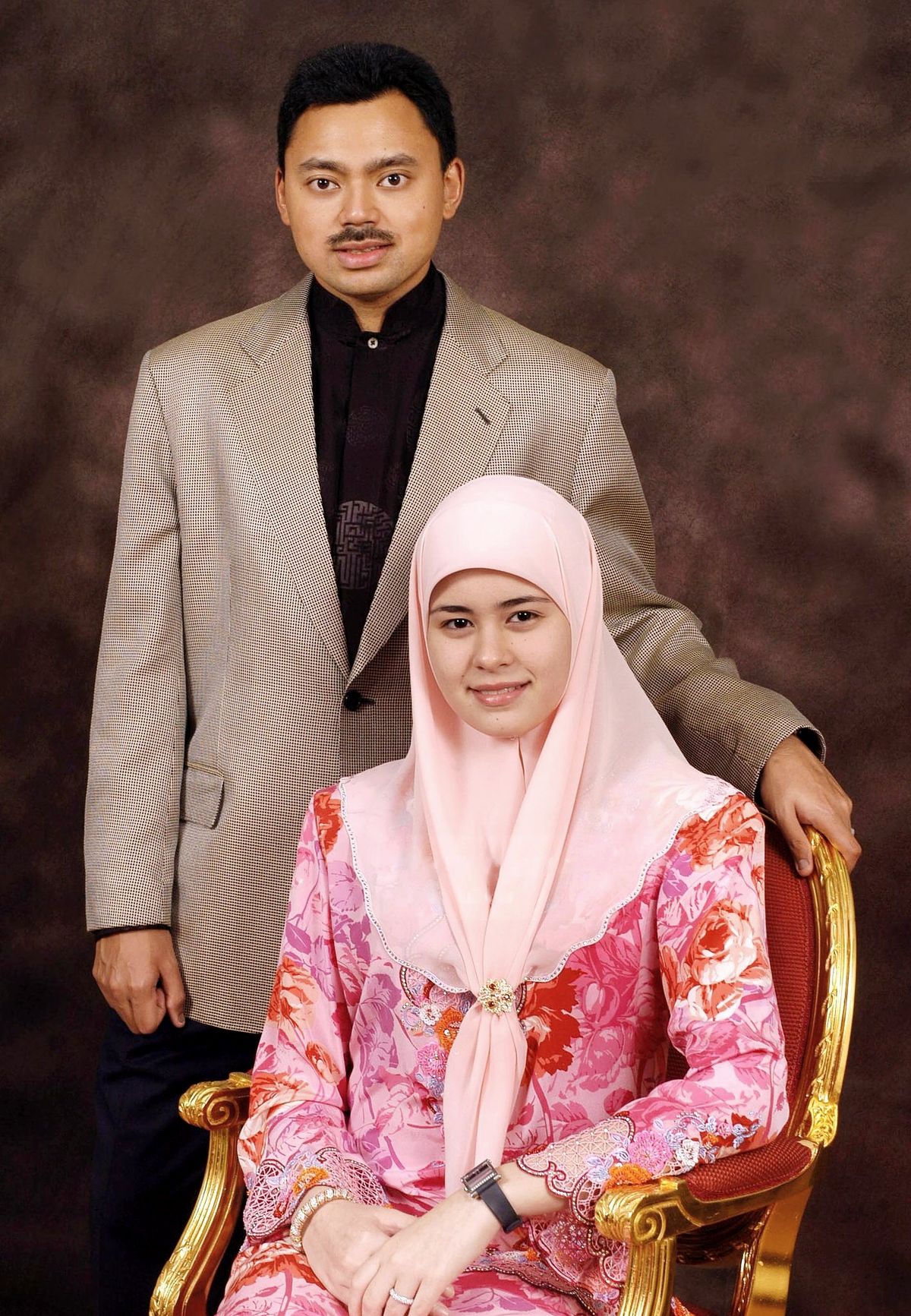 Принц Хаджи Аль-Мухтади Биллах и его невеста Сара Саллех