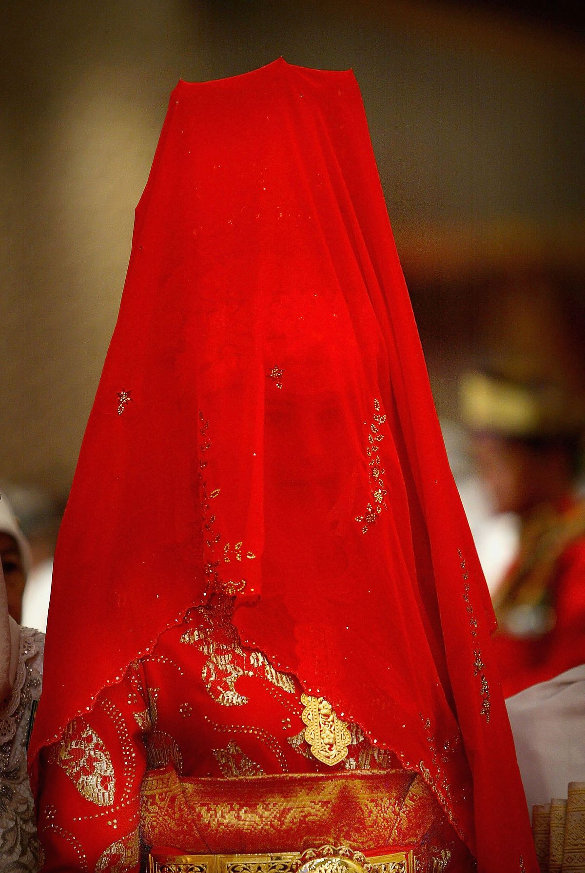 Принцесса в традиционном костюме перед свадебной церемонии с принцем Хаджи Аль-Мухтади Биллахом