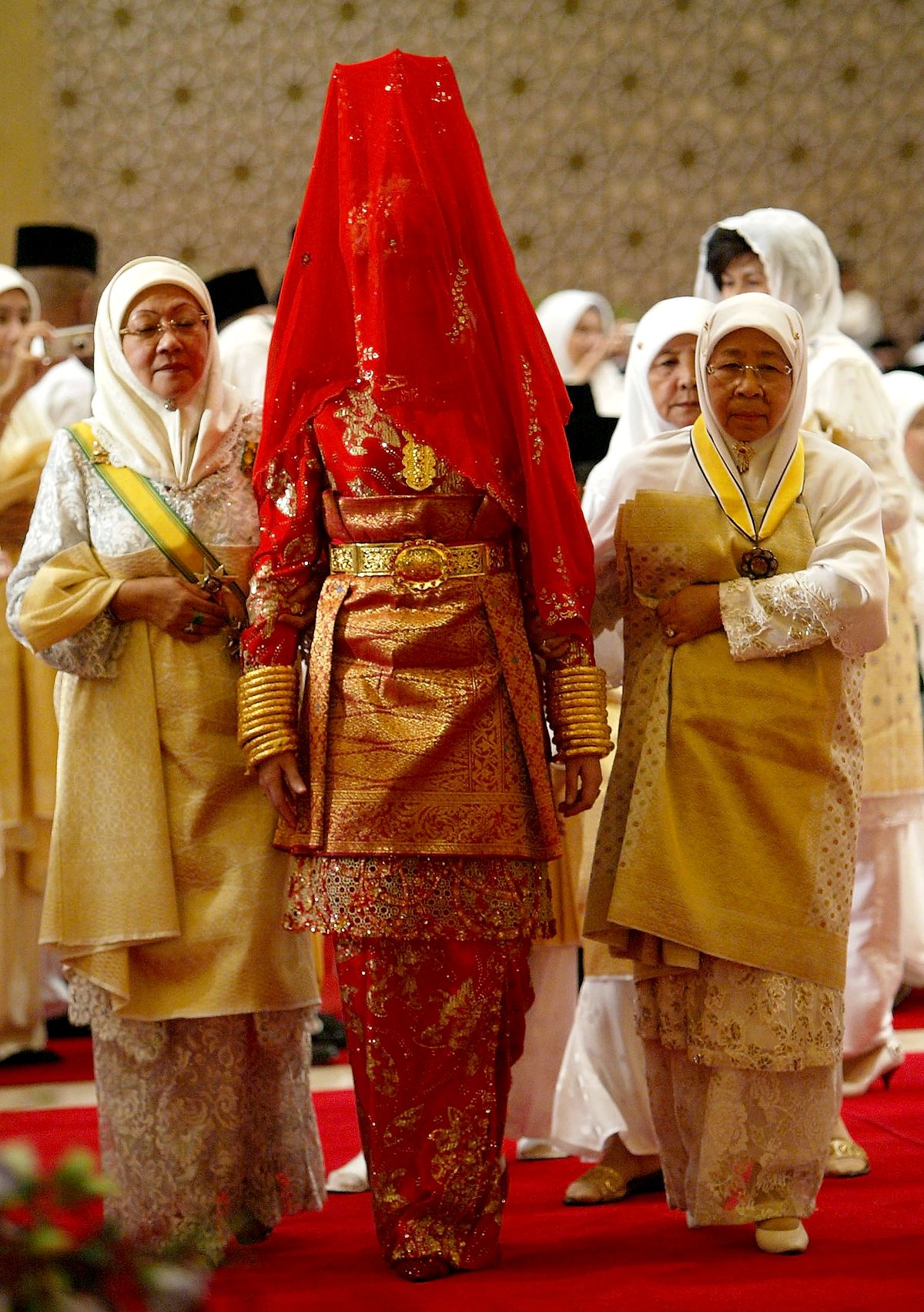 Принцессу Сару Саллех сопровождают на свадебеную церемонию с принцем Хаджи Аль-Мухтади Биллахом