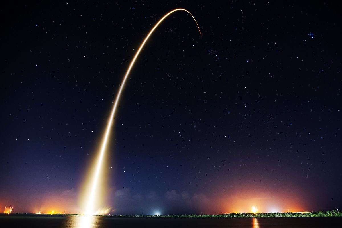 Ракета SpaceX Falcon 9 и космический корабль Dragon стартуют со стартового комплекса на базе ВВС