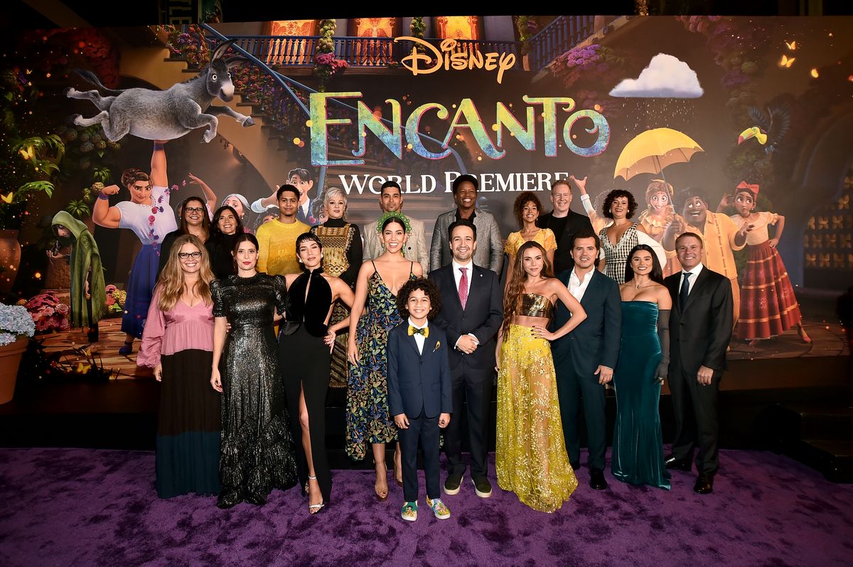 Съемочная группа мультфильма «Энканто» на его мировой премьере в Голливуде, 3 ноября 2021 г.