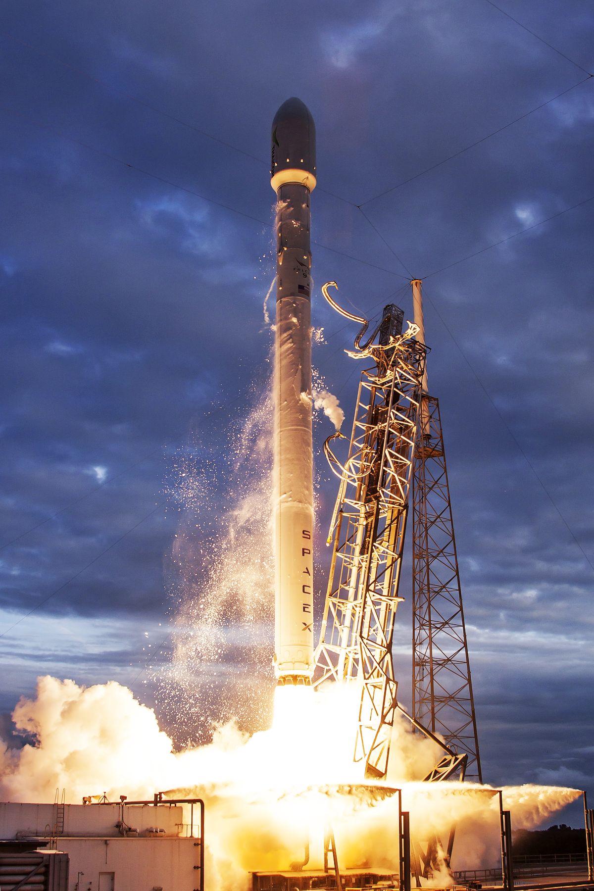 SpaceX успешно запускает спутник Thaicom 6 на геостационарную переходную орбиту для модернизированной ракеты-носителя Falcon 9
