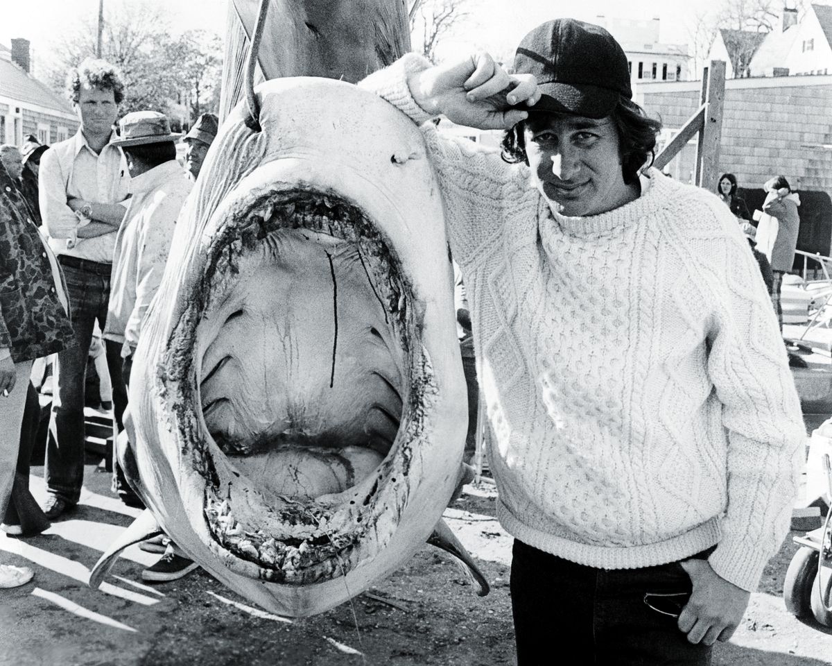 Стивен Спилберг рядом с акулой на крючке