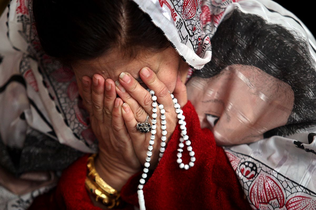 Сторонник убитого бывшего премьер-министра Беназир Бхутто скорбит во время церемонии, посвященной окончанию традиционного пакистанского траура