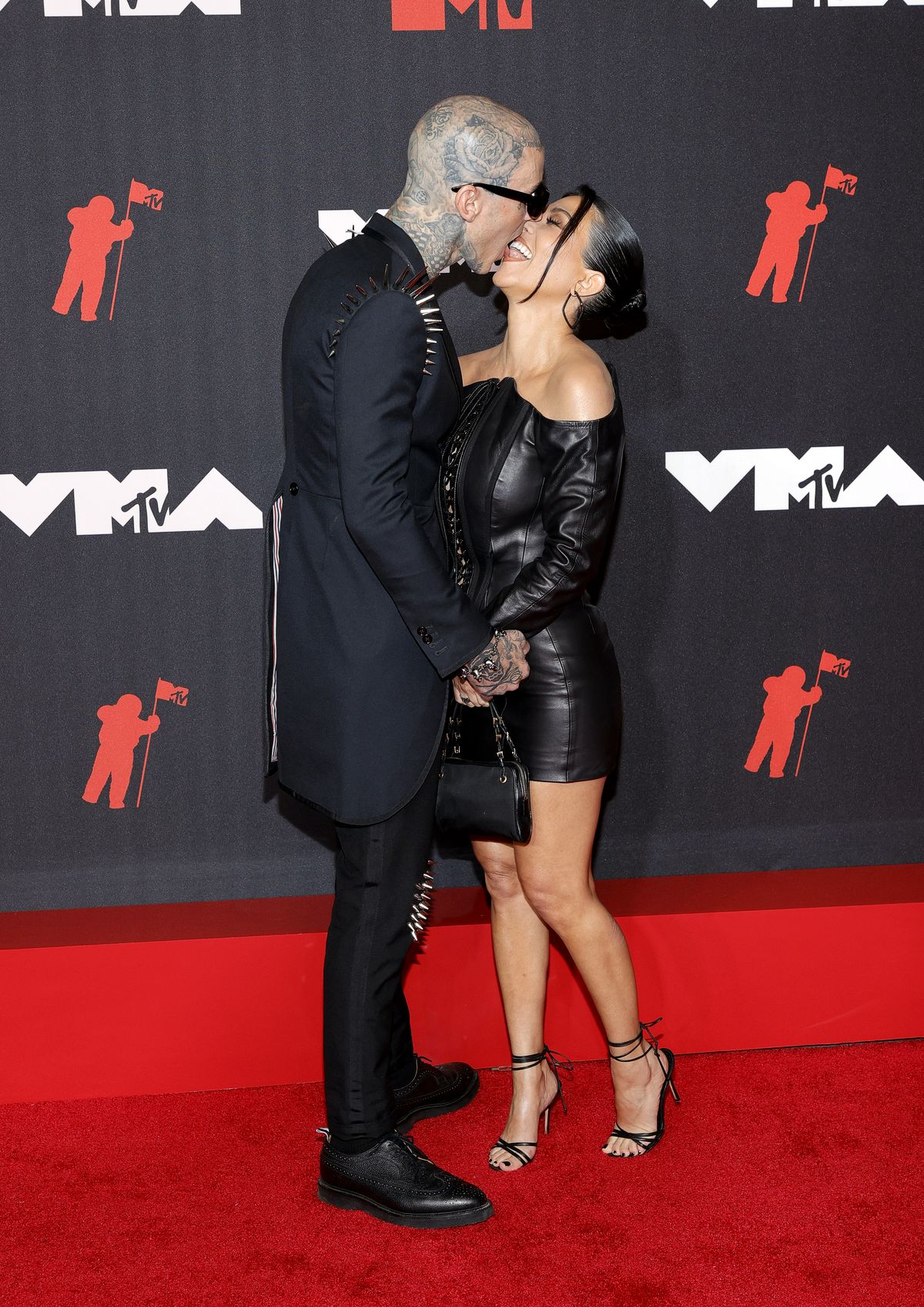 Трэвис Баркер и Кортни Кардашьян целуются на церемонии MTV