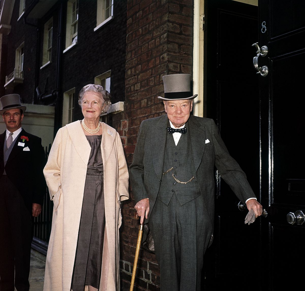 Уинстон Черчилль и леди Черчилль покидают свой дом у ворот Гайд-парка