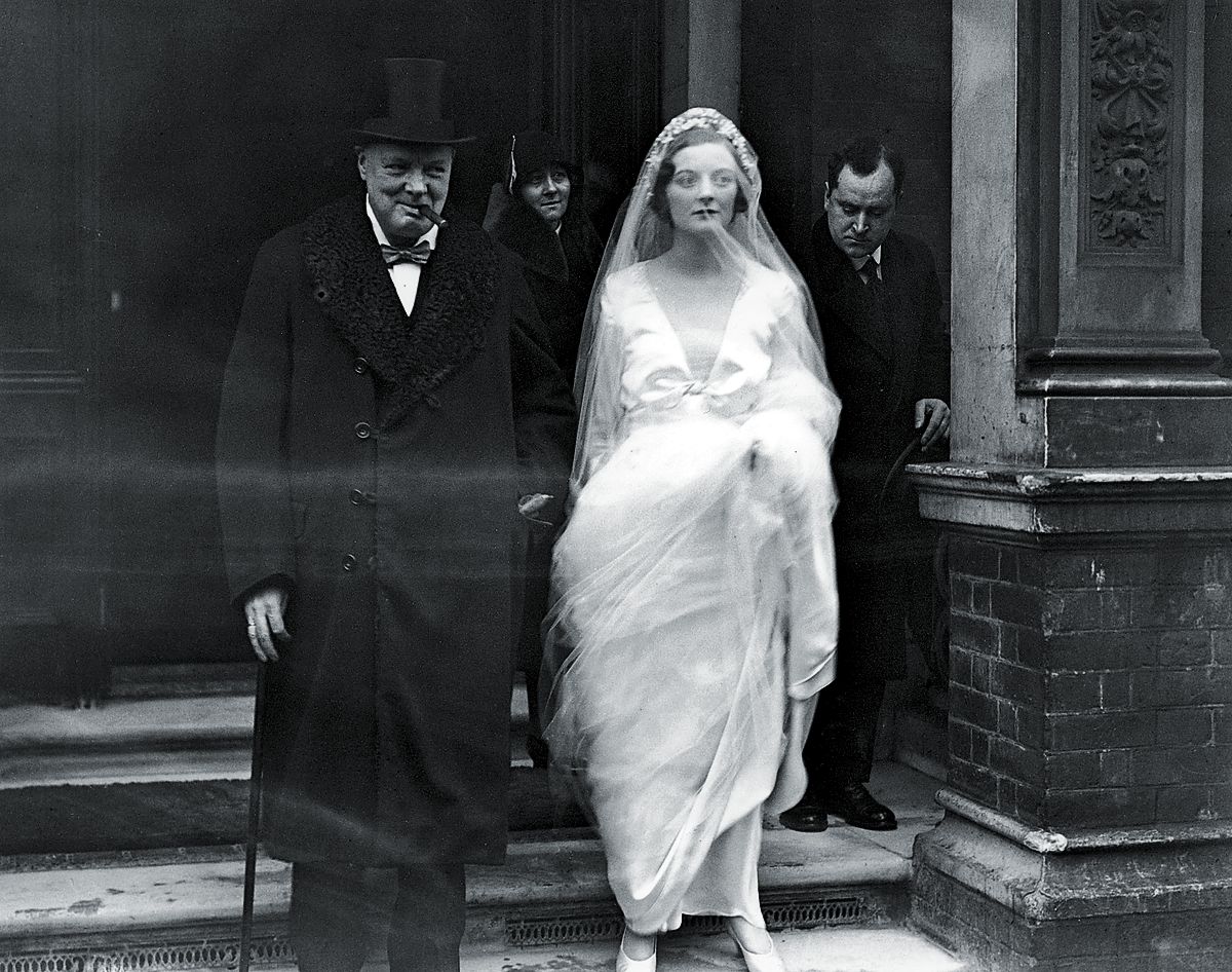 Уинстон Черчилль со своей дочерью Дианой покидают свой дом