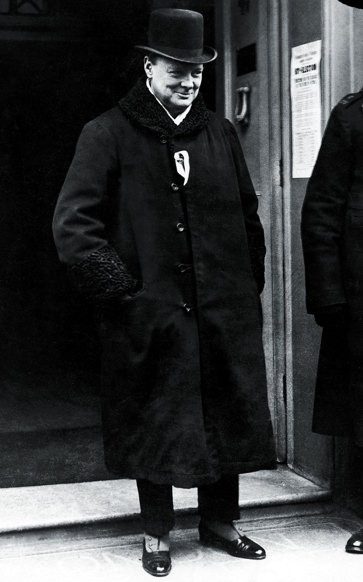 Уинстон Черчилль возле избирательного участка в Вестминстере