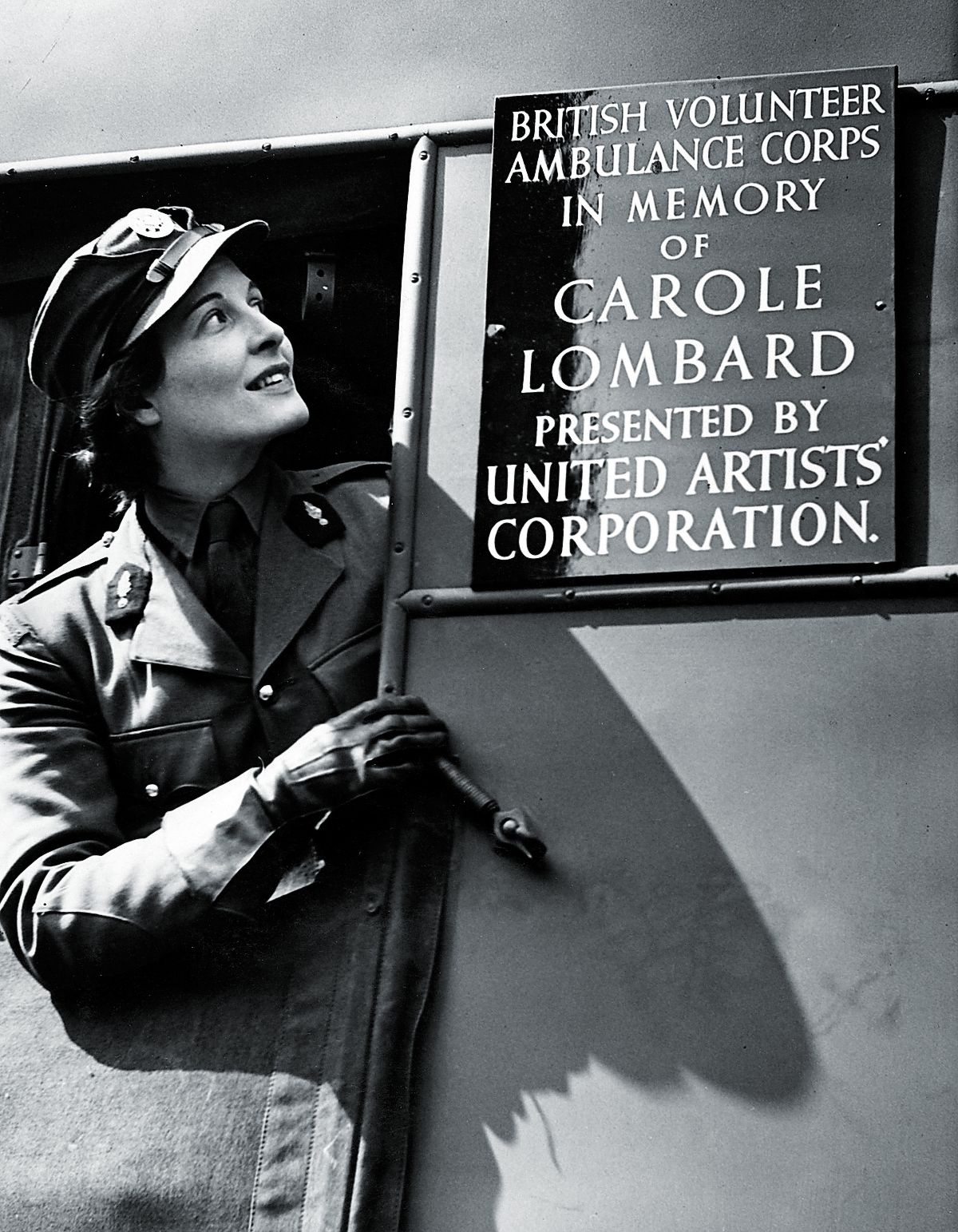 В знак признательности United Artists подарили британскому добровольческому корпусу скорой помощи машину скорой помощи в память о Кэрол Ломбард