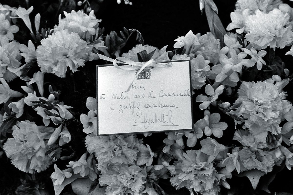 Венок и записка от королевы Елизаветы II на могиле сэра Уинстона Черчилля, ней написано: «От нации и Содружества в благодарной памяти, Елизавета»