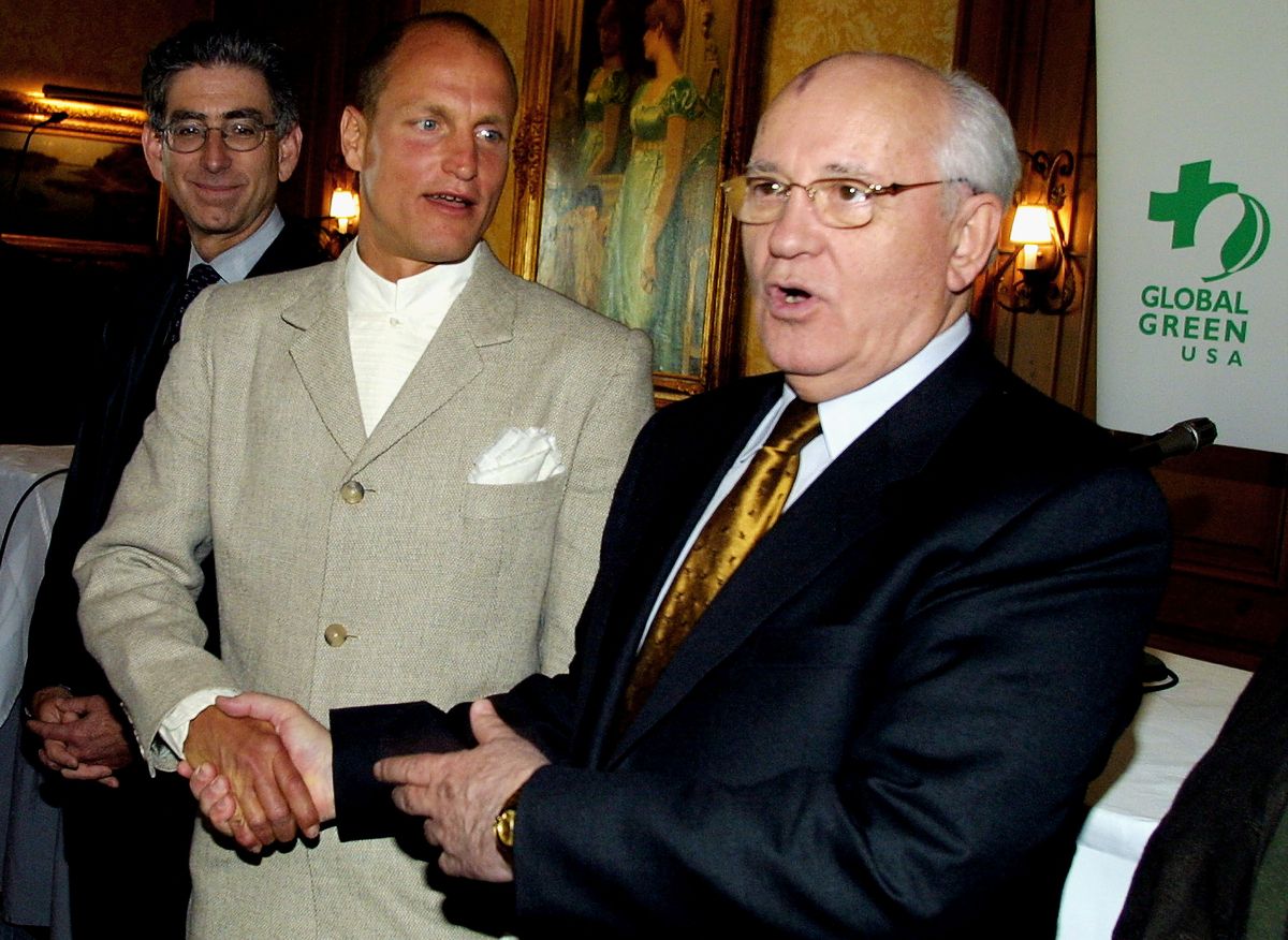 Вуди Харрельсон пожимает руку Михаилу Горбачеву после пресс-конференции