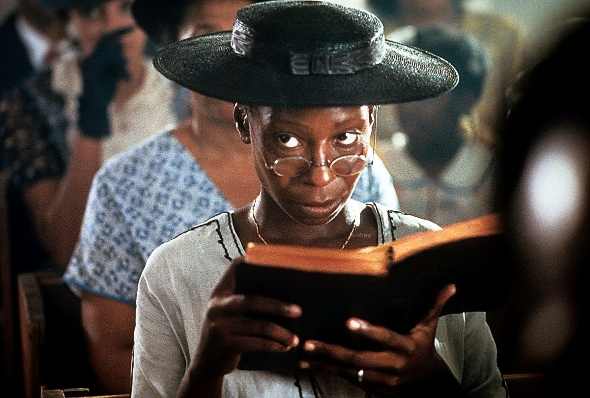 Вупи Голдберг читает Библию в сцене из фильма «Цветы лиловые полей»