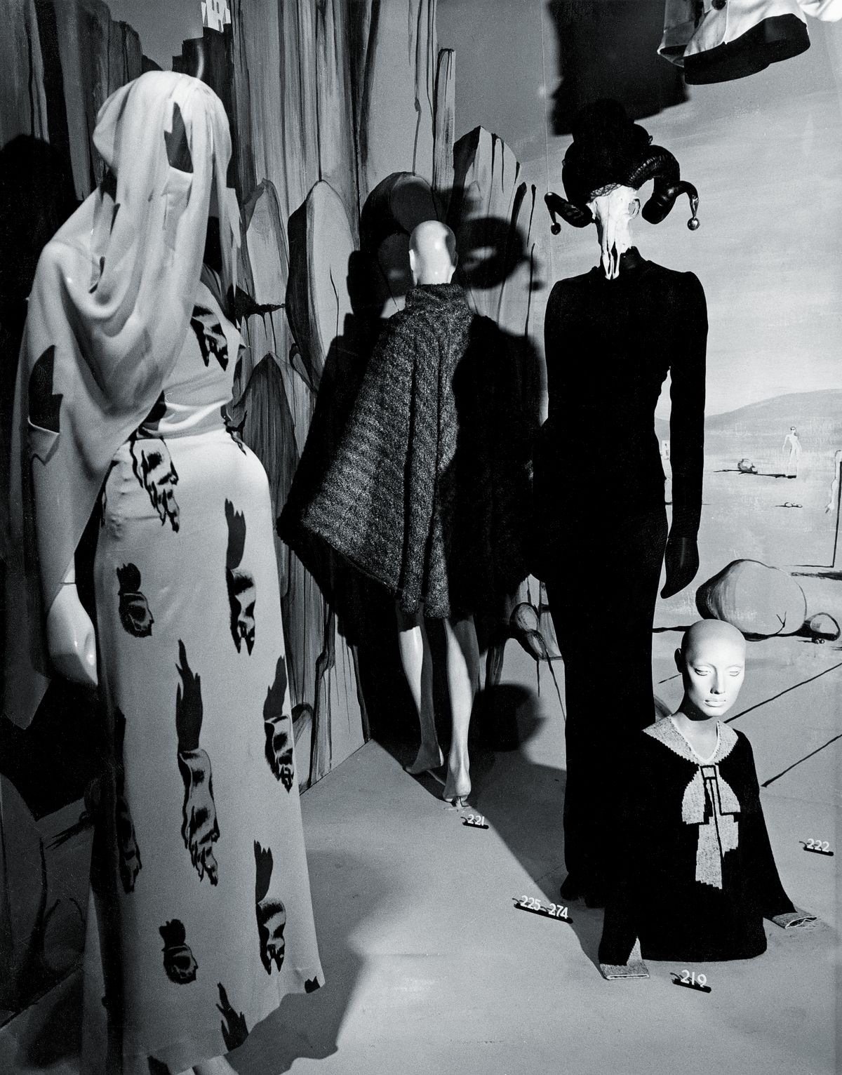 Выставка французской моды 20-го века в Музее Виктории и Альберта, Лондон, 12 октября 1971 г.