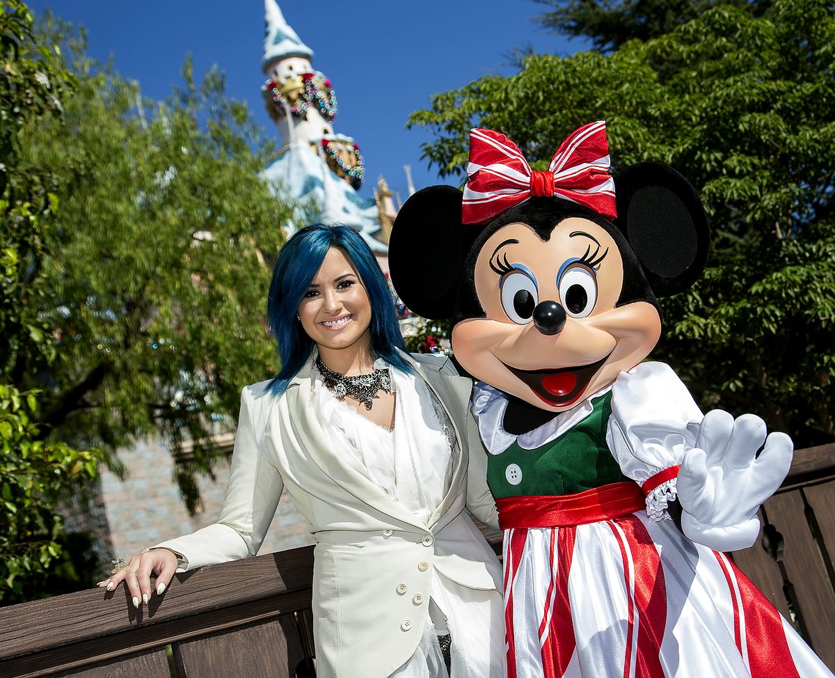 Деми Ловато с Минни Маус во время съемок телевизионного шоу «Disney Parks Christmas Day Parade»