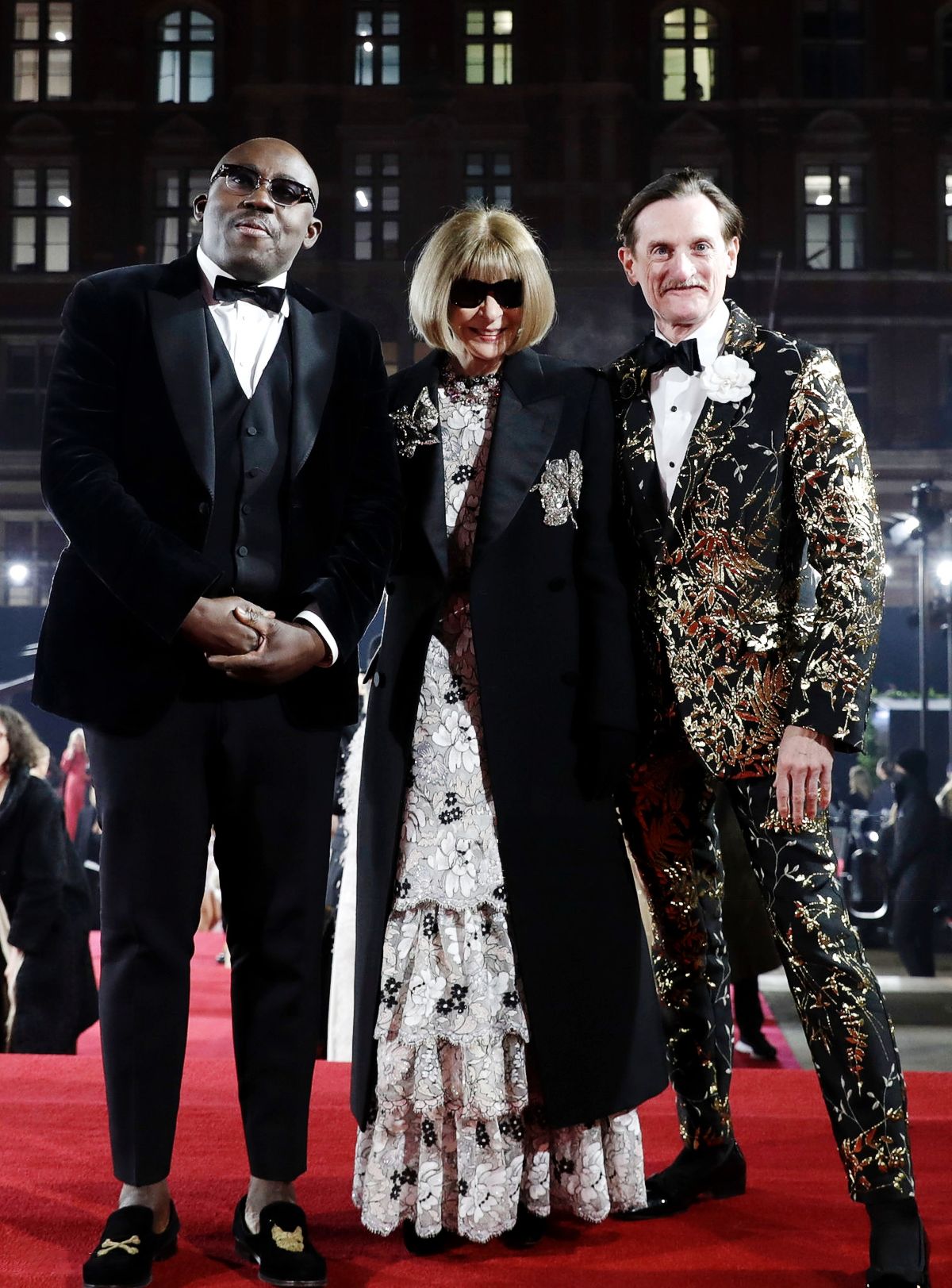 Эдвард Эннинфул, Анна Винтур и Хамиш Боулз на церемонии вручения премии Fashion Awards 2021
