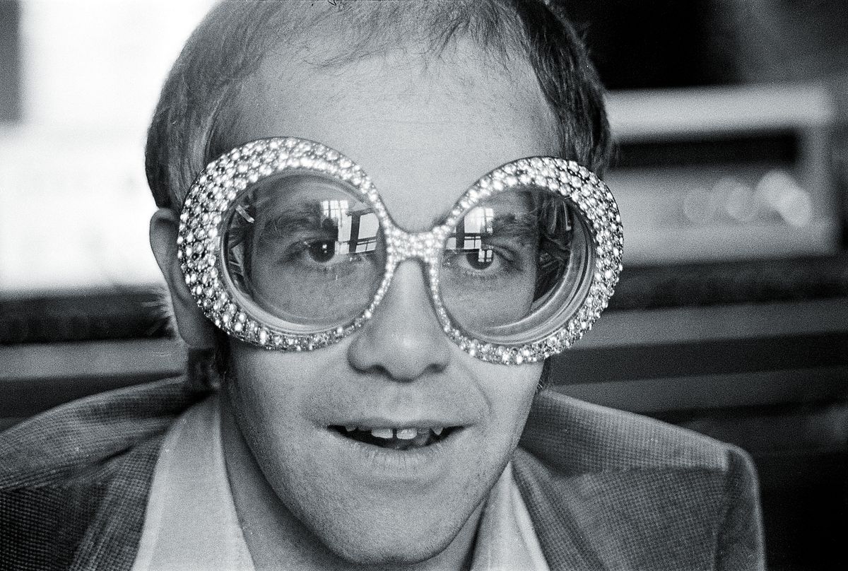 Элтон Джон в своих ярких фирменных очках, 12 сентября 1974 г.
