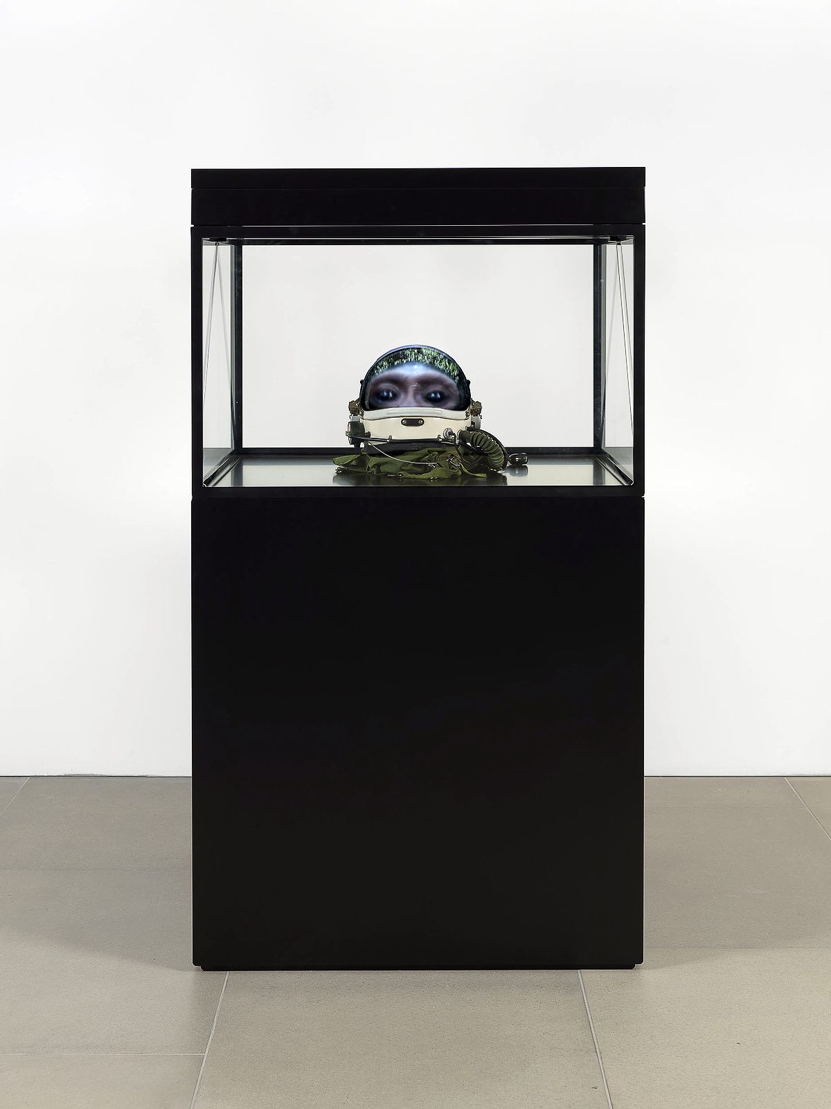 Мэт Коллишоу. Alpha Omega, 2016 г. Космический шлем, копия черепа, ЖК-экран, медиаплеер, стекло, дерево, 164 x 90 x 100 см, фото 1