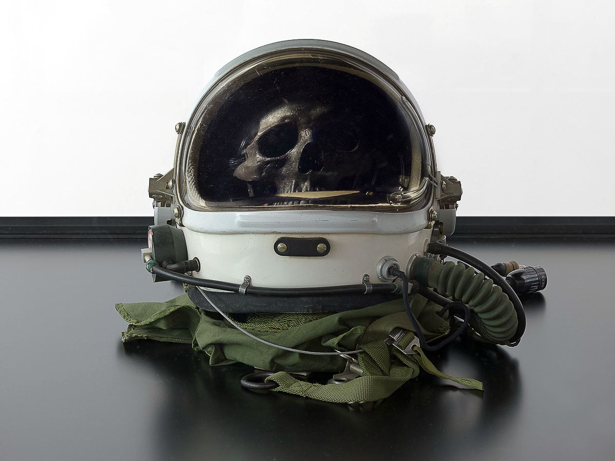 Мэт Коллишоу. Alpha Omega, 2016 г. Космический шлем, копия черепа, ЖК-экран, медиаплеер, стекло, дерево, 164 x 90 x 100 см, фото 2