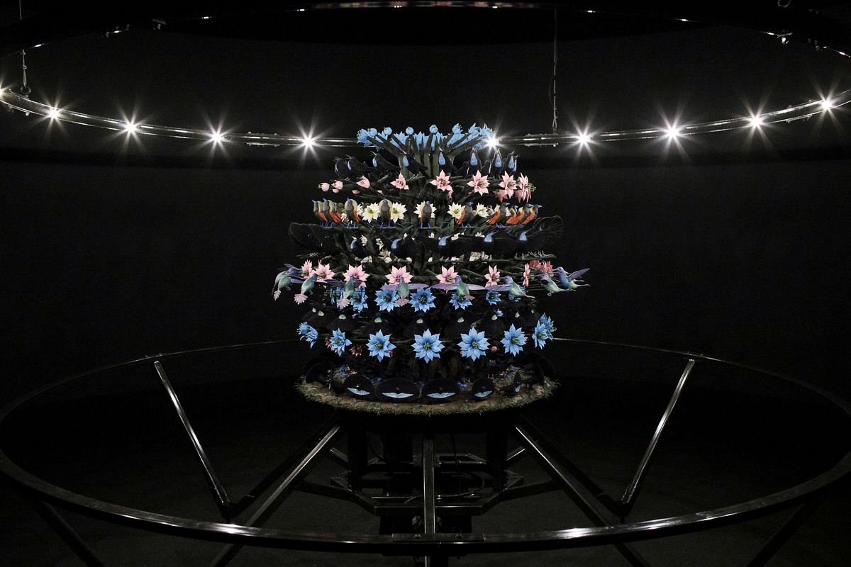 Мэт Коллишоу. The Centrifugal Soul, 2016 г. Акрил, алюминий, сталь, светодиодные фонари, двигатель, электронные схемы, смола и краска, 197 x 335 x 335 см, деталь 1