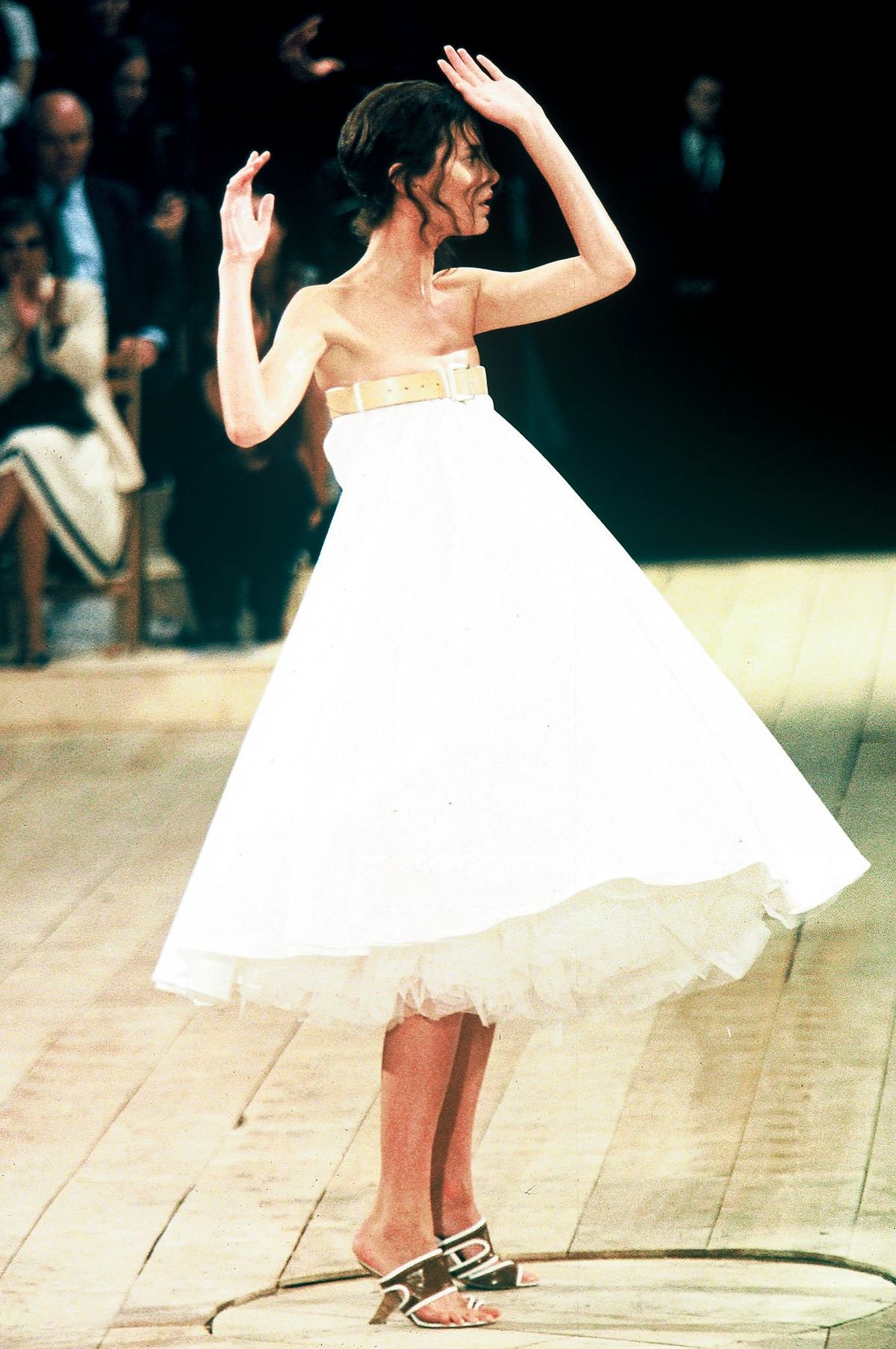 Шалом Харлоу на шоу Alexander McQueen Ready-to-Wear Весна/Лето 1999, 27 сентября 1998 г., фото 1