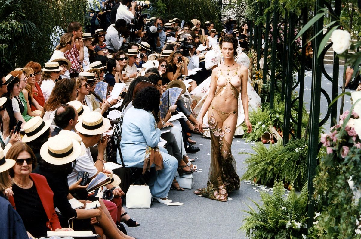 Шалом Харлоу на шоу Christian Dior Haute Couture Осень/Зима 1997/1998, фото 1