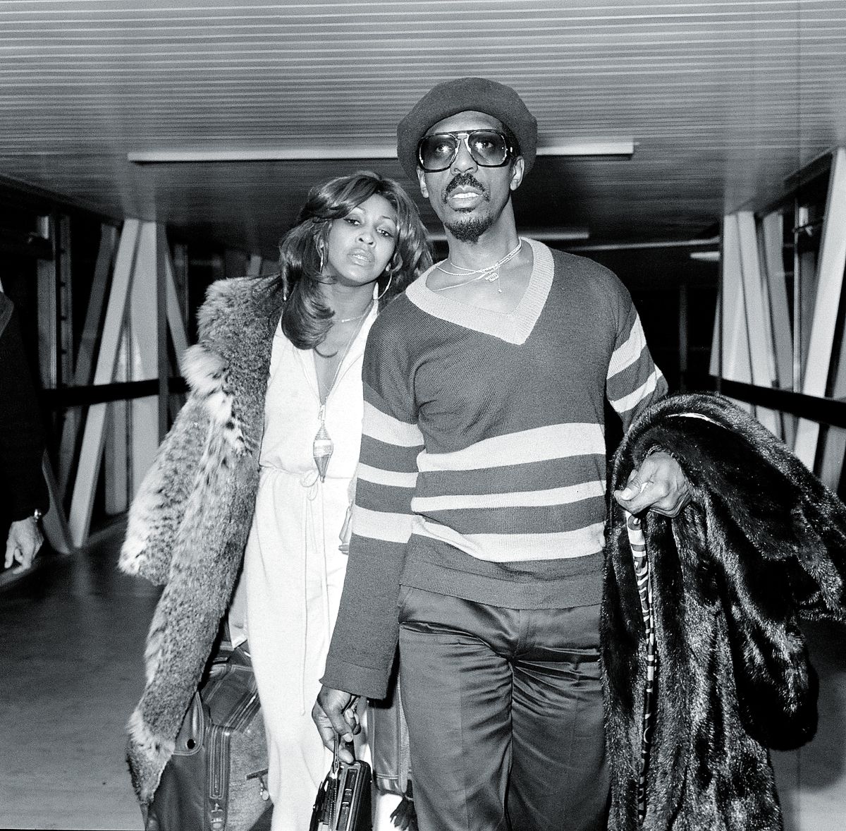 Тина Тернер с мужем Айком Тернером в аэропорту Хитроу, Лондон, 27 октября 1975 г.
