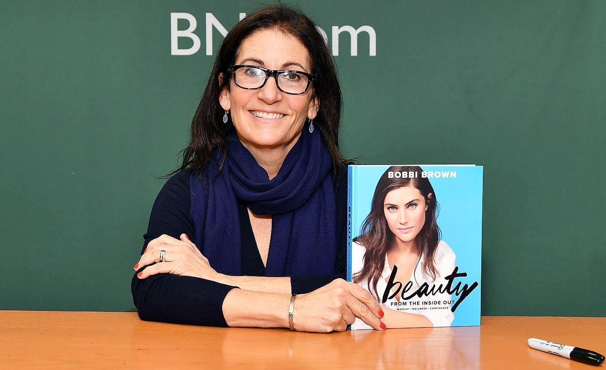 Бобби Браун подписывает копии своей новой книги «Красота изнутри: уверенность в макияже и здоровье»