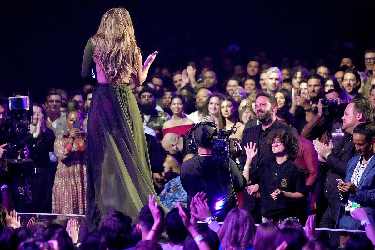 Дженнифер Лопес на сцене церемонии вручения музыкальных наград iHeartRadio 2022 обращается к Бену Аффлеку, рядом с ним ее дочь Эмма Мэрибел