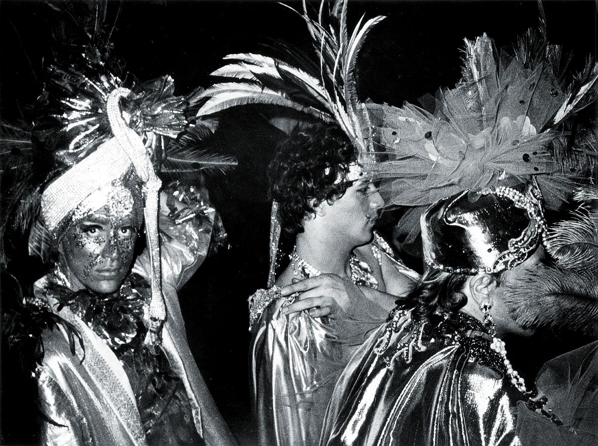 Фото Александра Бородулина. Посетители клуба «Студия 54» в карнавальных костюмах. Нью-Йорк, конец 1970-х гг.