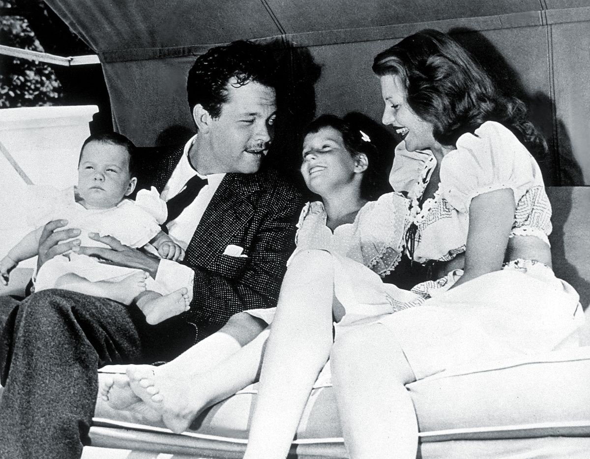Орсон Уэллс с женой Ритой Хейворт и детьми: Ребеккой и Кристофер, дочерью Уэллса от Вирджинии Николсон