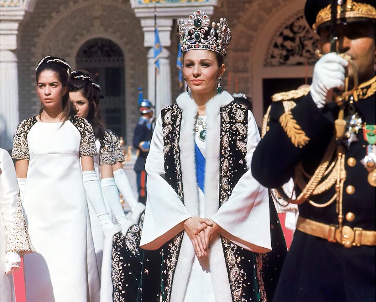 Императрица Ирана Фарах Пехлеви в короне Van Cleef & Arpels, фото 1