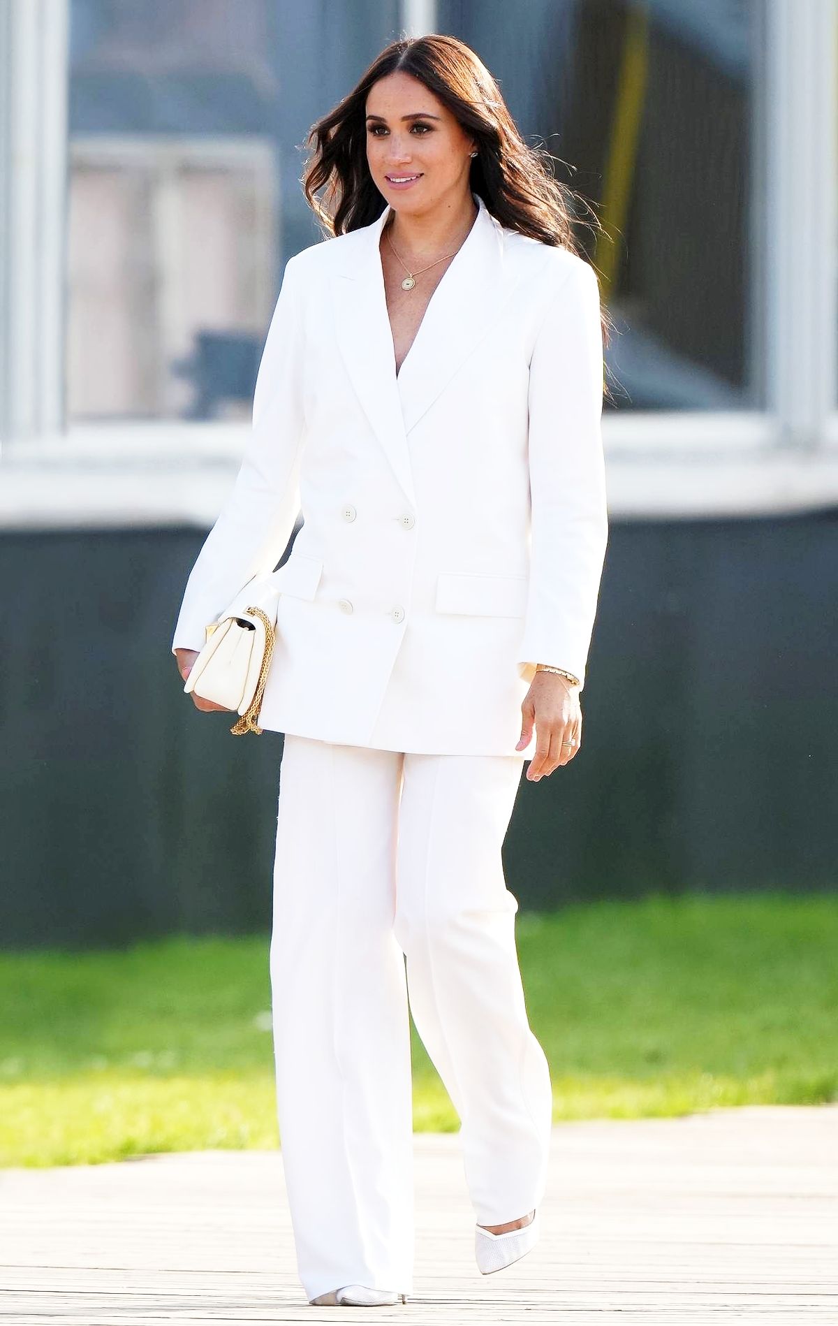 Меган Маркл в белом костюме
