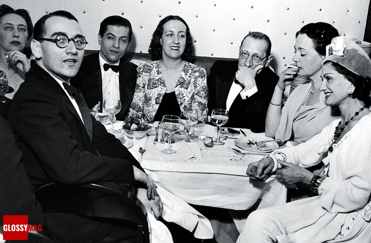 Габриэль Шанель за ужином в компании друзей. Среди них Игорь Стравинский (третий слева) и Серж Лифарь