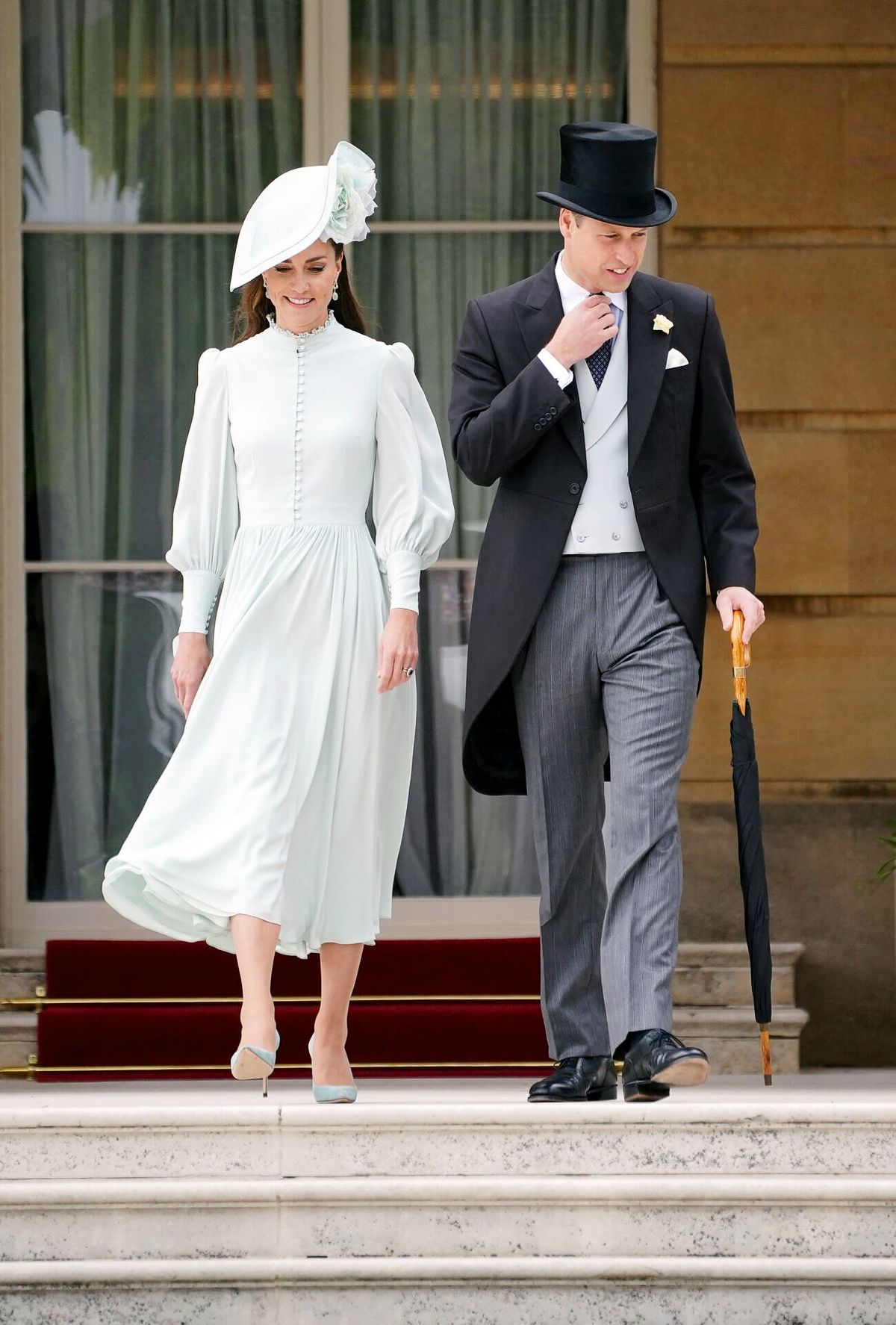 Кэтрин, герцогиня Кембриджская, и принц Уильям, герцог Кембриджский, на Королевской садовой вечеринке в Букингемском дворце, 25 мая 2022 г., фото 1