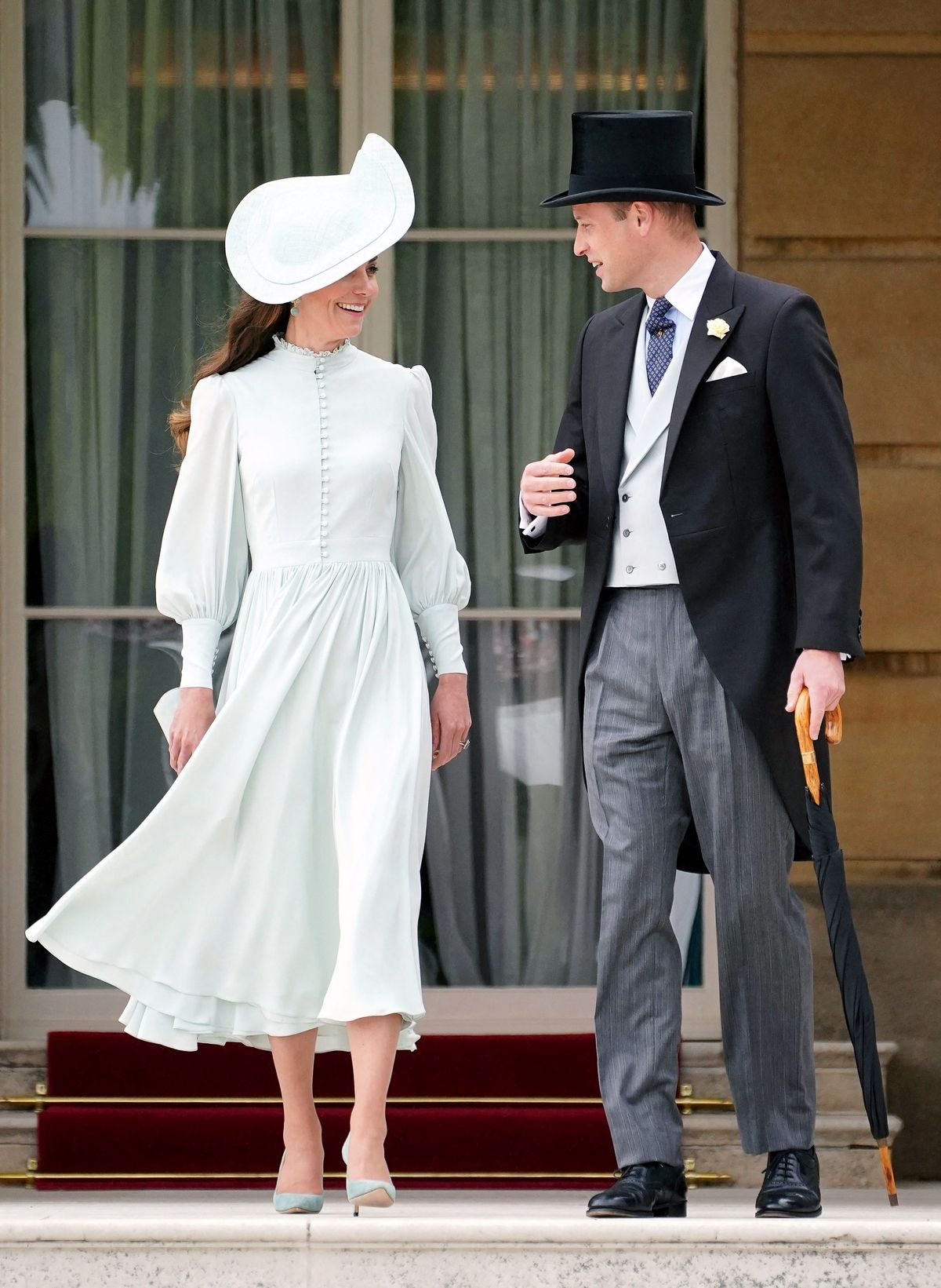 Кэтрин, герцогиня Кембриджская, и принц Уильям, герцог Кембриджский, на Королевской садовой вечеринке в Букингемском дворце, 25 мая 2022 г., фото 2